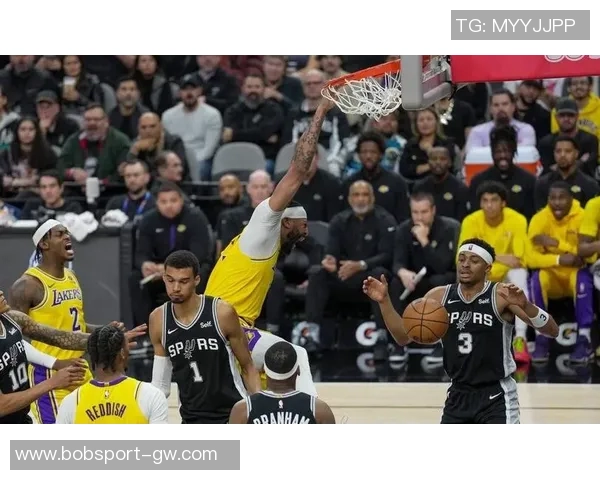 浓眉半场高效表现16分5板3帽完美罚球助力球队争胜